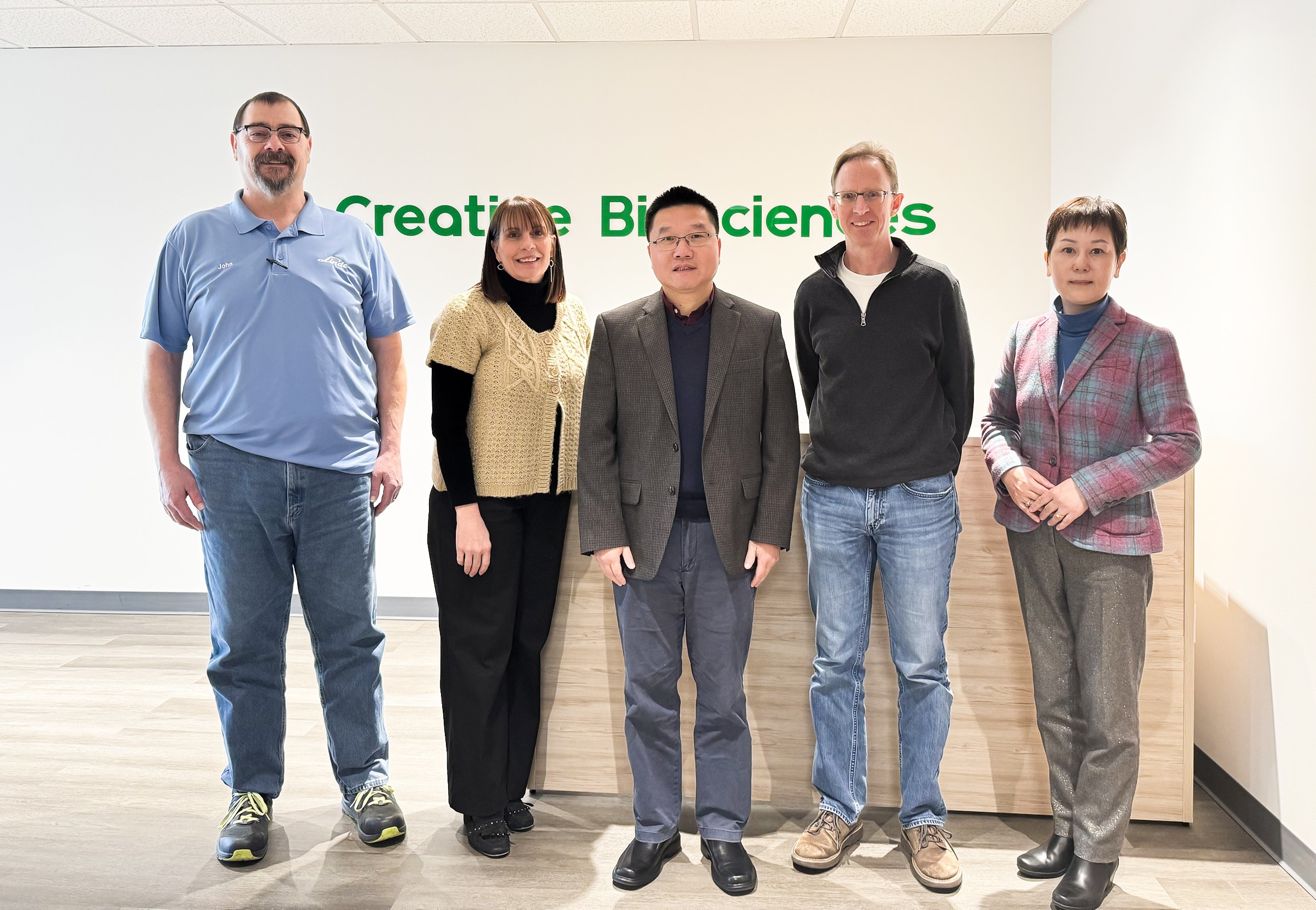 1-Dr. Zou & visitors-1(1).jpg