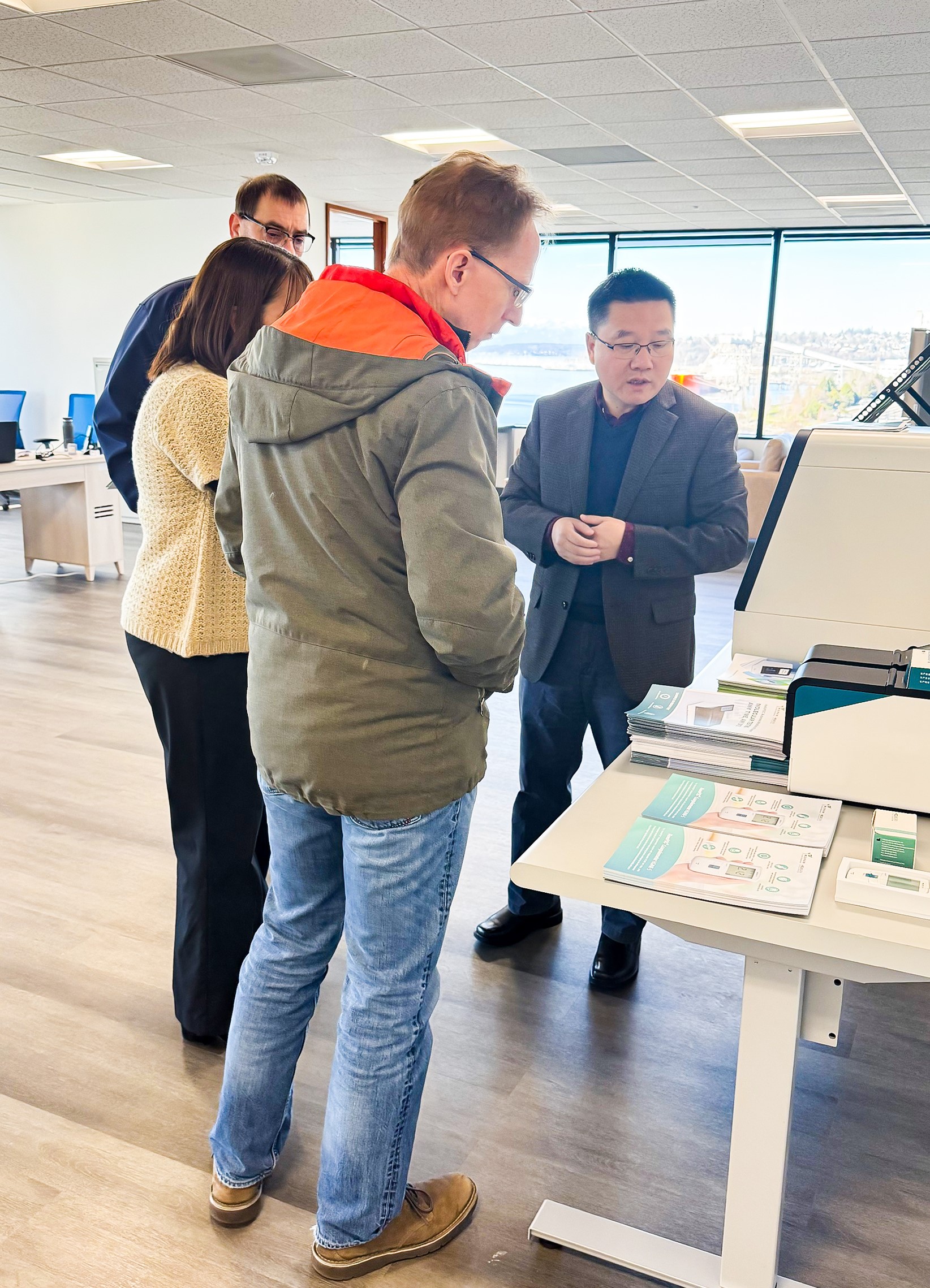 3-Dr. Zou introducing products to visitors-1(1).jpg